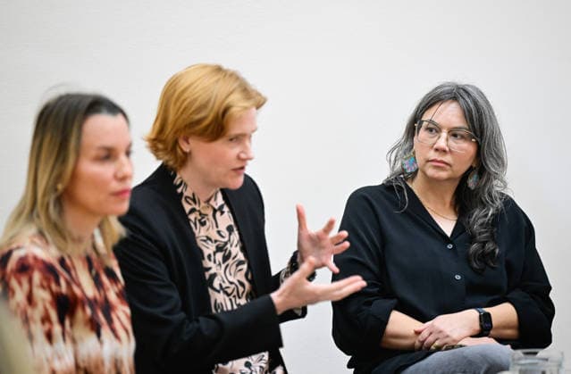 From left: exhibition curator Hana Janeckova, exhibition curator and director of the Rudolfinum Gallery Julia Bailey, and artist Tanya Lukin Linklater at the press conference for the exhibition Crested macistan: Tanya Lukin Linklater and Duane Linklater , in Prague, Czech Republic, on September 30, 2026. Artists Duane Linklater and Tanya Lukin Linklater will present their collaborative work for the first time in Europe at the Rudolfinum. (CTKxPhoto RomanxVondrous) CTKPhotoP2026093004306  CTKPhotoP2026093004306