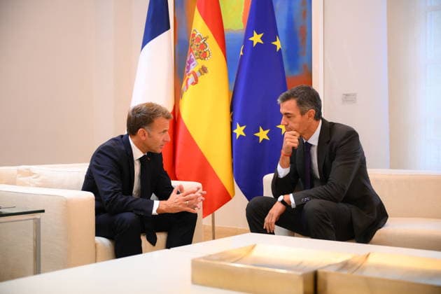 State Visit to Spain of French Presidential Couple - Meeting with Prime Minister French President Emmanuel Macron and Spanish Prime Minister Pedro Sanchez during a meeting at Moncloa Palace in Madrid, Spain on September 30, 2026. French Presidential couple pays a two-day state visit to Spain. Photo by Eliot Blondet ABACAPRESS.COM Madrid Spain  Copyright: xBlondetxEliot ABACAx