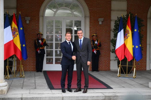 State Visit to Spain of French Presidential Couple - Meeting with Prime Minister French President Emmanuel Macron and Spanish Prime Minister Pedro Sanchez during a meeting at Moncloa Palace in Madrid, Spain on September 30, 2026. French Presidential couple pays a two-day state visit to Spain. Photo by Eliot Blondet ABACAPRESS.COM Madrid Spain  Copyright: xBlondetxEliot ABACAx