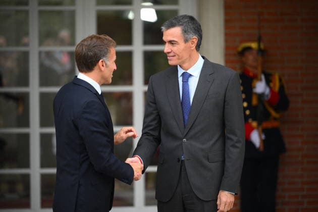 State Visit to Spain of French Presidential Couple - Meeting with Prime Minister French President Emmanuel Macron and Spanish Prime Minister Pedro Sanchez during a meeting at Moncloa Palace in Madrid, Spain on September 30, 2026. French Presidential couple pays a two-day state visit to Spain. Photo by Eliot Blondet ABACAPRESS.COM Madrid Spain  Copyright: xBlondetxEliot ABACAx