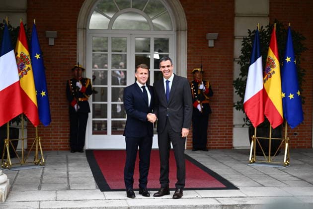 State Visit to Spain of French Presidential Couple - Meeting with Prime Minister French President Emmanuel Macron and Spanish Prime Minister Pedro Sanchez during a meeting at Moncloa Palace in Madrid, Spain on September 30, 2026. French Presidential couple pays a two-day state visit to Spain. Photo by Eliot Blondet ABACAPRESS.COM Madrid Spain  Copyright: xBlondetxEliot ABACAx