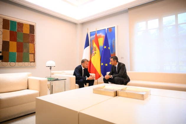 State Visit to Spain of French Presidential Couple - Meeting with Prime Minister French President Emmanuel Macron and Spanish Prime Minister Pedro Sanchez during a meeting at Moncloa Palace in Madrid, Spain on September 30, 2026. French Presidential couple pays a two-day state visit to Spain. Photo by Eliot Blondet ABACAPRESS.COM Madrid Spain  Copyright: xBlondetxEliot ABACAx