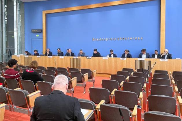 Berlin, Germany, September 30, 2026 Federal Press Conference Government Press Conference L R, including Kira Nübel (BMG), Anne Lorenzat (BMWE), Lars Harmsen (BMF), Mitko Müller (BMVg), Martin Giese (AA), Stefan Kornelius (BPA), Falk Steiner (BPK), Leonard Kaminski (BMI), Vincent Kirschner (BMJV), Marius Mühlhausen (BMAS), Bastian Zimmermann (BMUKN) Copyright: xdtsxNachrichtenagenturx dts_136886