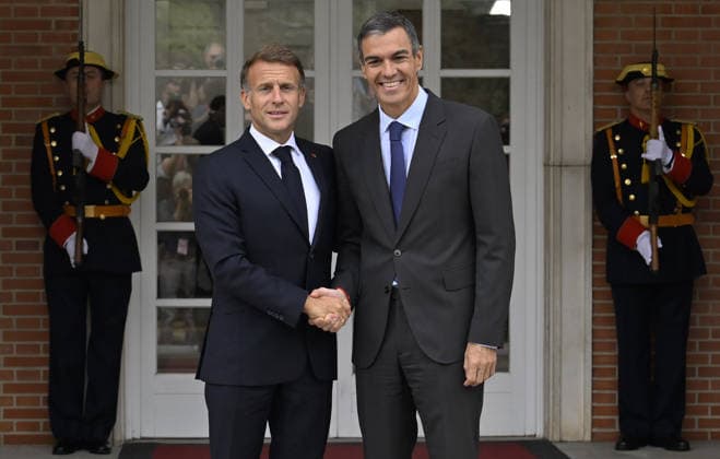 Pedro Sanchez - Emmanuel Macron meeting in Madrid MADRID, SPAIN - SEPTEMBER 30: French President Emmanuel Macron (L) meets with Spanish Prime Minister Pedro Sanchez (R) at the Moncloa Palace during an official visit to Madrid, Spain on September 30, 2026. Burak Akbulut Anadolu Madrid Spain. Editorial use only. Please get in touch for any other usage.  Copyright: x2026xAnadoluxBurakxAkbulutx