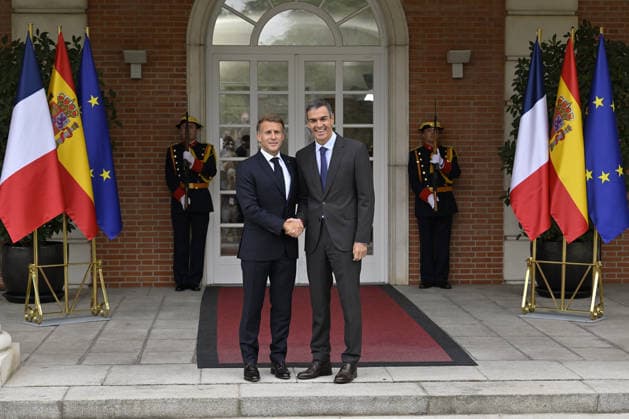 Pedro Sanchez - Emmanuel Macron meeting in Madrid MADRID, SPAIN - SEPTEMBER 30: French President Emmanuel Macron (L) meets with Spanish Prime Minister Pedro Sanchez (R) at the Moncloa Palace during an official visit to Madrid, Spain on September 30, 2026. Burak Akbulut Anadolu Madrid Spain. Editorial use only. Please get in touch for any other usage.  Copyright: x2026xAnadoluxBurakxAkbulutx