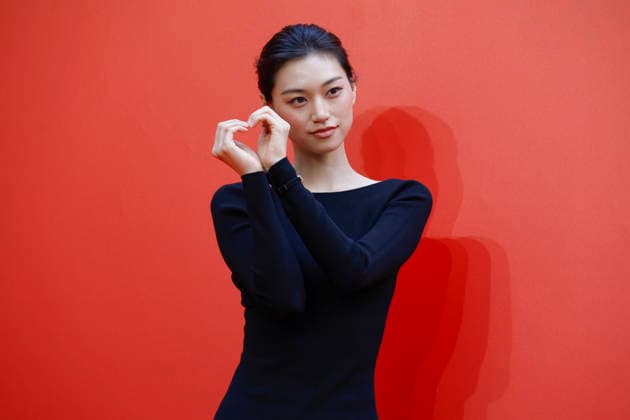 South Korean celebrities attend Amorepacific exhibition in Seoul South Korean singer and actress Kim Do-yeon poses during the opening of the Secret Garden, Crafted in Time exhibition by South Korea s leading cosmetics company Amorepacific in Seoul, South Korea, on September 30, 2026. Seoul South Korea  Copyright: xMatrixxImagesx xJungxUi-Chelx