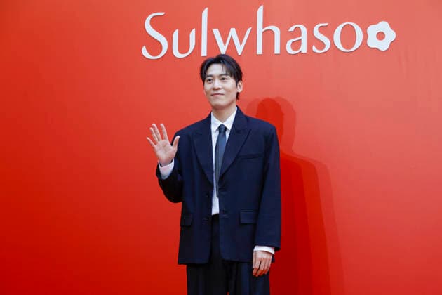 South Korean celebrities attend Amorepacific exhibition in Seoul Korean-American singer John Park poses during the opening of the Secret Garden, Crafted in Time exhibition by South Korea s leading cosmetics company Amorepacific in Seoul, South Korea, on September 30, 2026. Seoul South Korea  Copyright: xMatrixxImagesx xJungxUi-Chelx