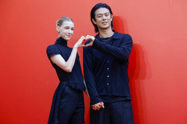 South Korean celebrities attend Amorepacific exhibition in Seoul South Korean rapper Beenzino (R) and his wife, German model Stefanie Michova, pose during the opening of the Secret Garden, Crafted in Time exhibition by South Korea s leading cosmetics company Amorepacific in Seoul, South Korea, on September 30, 2026. Seoul South Korea  Copyright: xMatrixxImagesx xJungxUi-Chelx