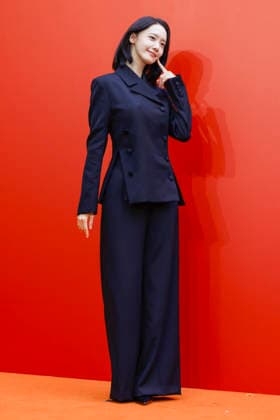 South Korean celebrities attend Amorepacific exhibition in Seoul South Korean singer and actress Yoona poses during the opening of the Secret Garden, Crafted in Time exhibition by South Korea s leading cosmetics company Amorepacific in Seoul, South Korea, on September 30, 2026. Seoul South Korea  Copyright: xMatrixxImagesx xJungxUi-Chelx