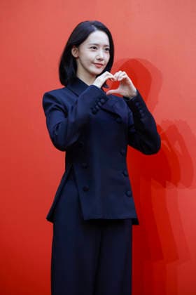 South Korean celebrities attend Amorepacific exhibition in Seoul South Korean singer and actress Yoona poses during the opening of the Secret Garden, Crafted in Time exhibition by South Korea s leading cosmetics company Amorepacific in Seoul, South Korea, on September 30, 2026. Seoul South Korea  Copyright: xMatrixxImagesx xJungxUi-Chelx