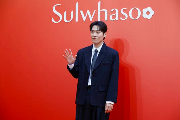 South Korean celebrities attend Amorepacific exhibition in Seoul Korean-American singer John Park poses during the opening of the Secret Garden, Crafted in Time exhibition by South Korea s leading cosmetics company Amorepacific in Seoul, South Korea, on September 30, 2026. Seoul South Korea  Copyright: xMatrixxImagesx xJungxUi-Chelx
