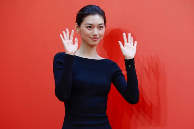 South Korean celebrities attend Amorepacific exhibition in Seoul South Korean singer and actress Kim Do-yeon poses during the opening of the Secret Garden, Crafted in Time exhibition by South Korea s leading cosmetics company Amorepacific in Seoul, South Korea, on September 30, 2026. Seoul South Korea  Copyright: xMatrixxImagesx xJungxUi-Chelx