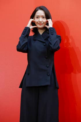 South Korean celebrities attend Amorepacific exhibition in Seoul South Korean singer and actress Yoona poses during the opening of the Secret Garden, Crafted in Time exhibition by South Korea s leading cosmetics company Amorepacific in Seoul, South Korea, on September 30, 2026. Seoul South Korea  Copyright: xMatrixxImagesx xJungxUi-Chelx