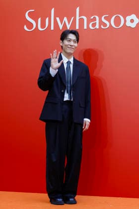 South Korean celebrities attend Amorepacific exhibition in Seoul Korean-American singer John Park poses during the opening of the Secret Garden, Crafted in Time exhibition by South Korea s leading cosmetics company Amorepacific in Seoul, South Korea, on September 30, 2026. Seoul South Korea  Copyright: xMatrixxImagesx xJungxUi-Chelx