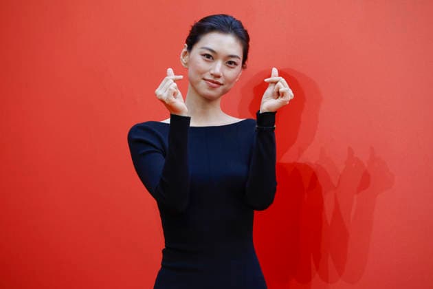 South Korean celebrities attend Amorepacific exhibition in Seoul South Korean singer and actress Kim Do-yeon poses during the opening of the Secret Garden, Crafted in Time exhibition by South Korea s leading cosmetics company Amorepacific in Seoul, South Korea, on September 30, 2026. Seoul South Korea  Copyright: xMatrixxImagesx xJungxUi-Chelx