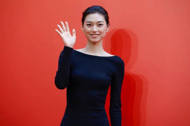South Korean celebrities attend Amorepacific exhibition in Seoul South Korean singer and actress Kim Do-yeon poses during the opening of the Secret Garden, Crafted in Time exhibition by South Korea s leading cosmetics company Amorepacific in Seoul, South Korea, on September 30, 2026. Seoul South Korea  Copyright: xMatrixxImagesx xJungxUi-Chelx