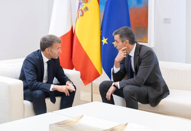 Sánchez Welcomes Macron at La Moncloa Prime Minister Pedro Sánchez (d) welcomes the President of the French Republic, Emmanuel Macron (i), on September 30, 2026, in Madrid, Spain. Macron is in Spain on an official visit, the first by a French head of state since Sarkozy’s visit in 2009, with the aim of highlighting the depth of the relationship in multiple areas as well as the strong alignment between Spain and France within the European context. SEPTEMBER 30, 2026 Madrid, Spain  Copyright: xEduardoxParrax 7810268