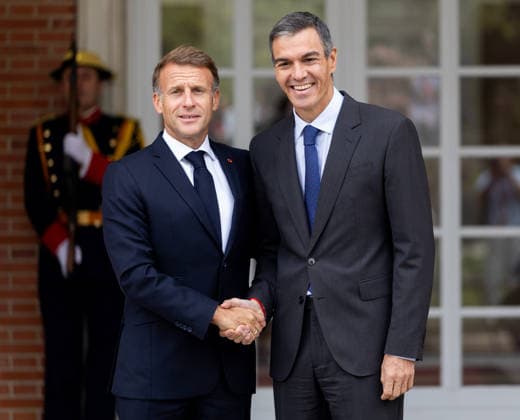 Sánchez Welcomes Macron at La Moncloa Prime Minister Pedro Sánchez (d) welcomes the President of the French Republic, Emmanuel Macron (i), on September 30, 2026, in Madrid, Spain. Macron is in Spain on an official visit, the first by a French head of state since Sarkozy’s visit in 2009, with the aim of highlighting the depth of the relationship in multiple areas as well as the strong alignment between Spain and France within the European context. SEPTEMBER 30, 2026 Madrid, Spain  Copyright: xEduardoxParrax 7810280