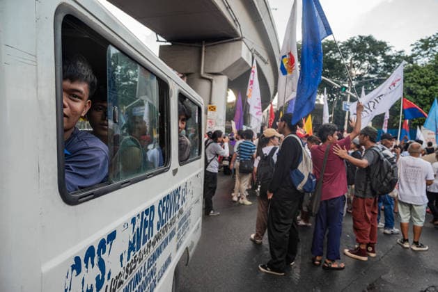 September 30, 2026, Quezon City, Quezon, Philippines: Hundreds of Filipinos took to the streets of Manila to support the Public Transportation Workers such as drivers and operators as they end their 2-day strike against rising fuel costs. The protest in Manila is one of the many protests and strikes happening across the country as oil prices continue to soar, days after the approved increase of fare in public transportaion. Quezon City Philippines - ZUMAy102 20260930_zip_y102_002 Copyright: xKenosisxYapx