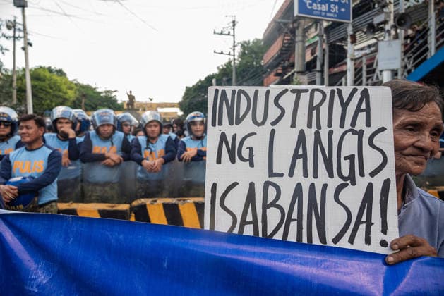 September 30, 2026, Quezon City, Quezon, Philippines: Hundreds of Filipinos took to the streets of Manila to support the Public Transportation Workers such as drivers and operators as they end their 2-day strike against rising fuel costs. The protest in Manila is one of the many protests and strikes happening across the country as oil prices continue to soar, days after the approved increase of fare in public transportaion. Quezon City Philippines - ZUMAy102 20260930_zip_y102_013 Copyright: xKenosisxYapx
