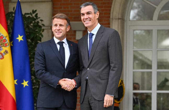 Spanish Prime Minister Pedro Sánchez welcomes President Emmanuel Macron to the Moncloa Palace in Madrid, September 30, 2026. French President Emmanuel Macron is on the second day of a two-day state visit to Spain. Christian Liewig, Bestimage. Spain’s Prime Minister Pedro Sánchez greets France’s President Emmanuel Macron at the Moncloa Palace in Madrid on September 30, 2026. French President Emmanuel Macron is on the second day of a two-day state visit to Spain. Madrid, Spain  Copyright: xChristianxLiewigx xBestimagexChristianxLiewigx xBestimagex