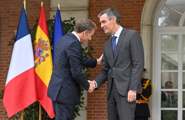 Spanish Prime Minister Pedro Sánchez welcomes President Emmanuel Macron to the Moncloa Palace in Madrid, September 30, 2026. French President Emmanuel Macron is on the second day of a two-day state visit to Spain. Christian Liewig Bestimage. Spain’s Prime Minister Pedro Sánchez greets France’s President Emmanuel Macron at the Moncloa Palace in Madrid on September 30, 2026. French President Emmanuel Macron is on the second day of a two-day state visit to Spain. Madrid, Spain  Copyright: xChristianxLiewigx xBestimagexChristianxLiewigx xBestimagex