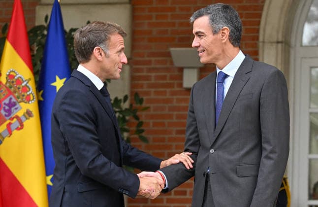 Spanish Prime Minister Pedro Sánchez welcomes President Emmanuel Macron to the Moncloa Palace in Madrid, September 30, 2026. French President Emmanuel Macron is on the second day of a two-day state visit to Spain. Christian Liewig Bestimage. Spain’s Prime Minister Pedro Sánchez greets France’s President Emmanuel Macron at the Moncloa Palace in Madrid on September 30, 2026. French President Emmanuel Macron is on the second day of a two-day state visit to Spain. Madrid, Spain  Copyright: xChristianxLiewigx xBestimagexChristianxLiewigx xBestimagex