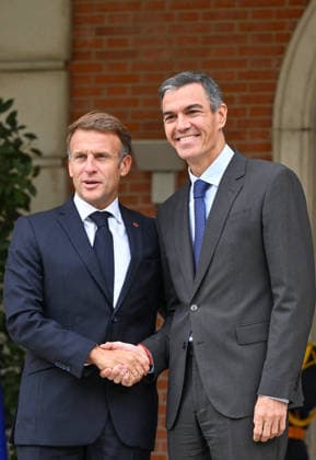Spanish Prime Minister Pedro Sánchez welcomes President Emmanuel Macron to the Moncloa Palace in Madrid, September 30, 2026. French President Emmanuel Macron is on the second day of a two-day state visit to Spain. Christian Liewig Bestimage. Spain’s Prime Minister Pedro Sánchez greets France’s President Emmanuel Macron at the Moncloa Palace in Madrid on September 30, 2026. French President Emmanuel Macron is on the second day of a two-day state visit to Spain. Madrid, Spain  Copyright: xChristianxLiewigx xBestimagexChristianxLiewigx xBestimagex