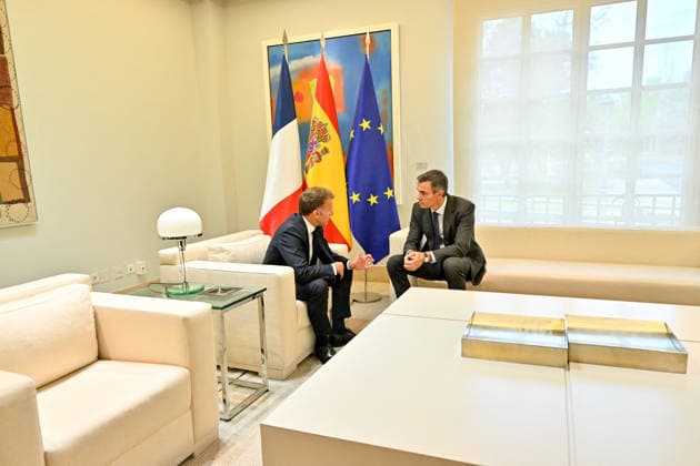 Spanish Prime Minister Pedro Sánchez welcomes President Emmanuel Macron to the Moncloa Palace in Madrid, September 30, 2026. French President Emmanuel Macron is on the second day of a two-day state visit to Spain. Christian Liewig Bestimage. Spain’s Prime Minister Pedro Sánchez greets France’s President Emmanuel Macron at the Moncloa Palace in Madrid on September 30, 2026. French President Emmanuel Macron is on the second day of a two-day state visit to Spain. Madrid, Spain  Copyright: xChristianxLiewigx xBestimagexChristianxLiewigx xBestimagex