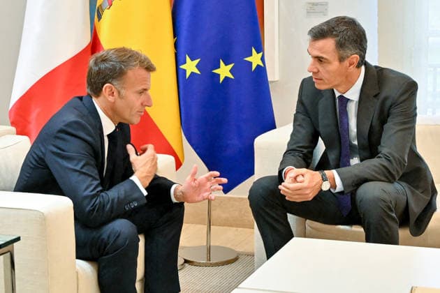 Spanish Prime Minister Pedro Sánchez welcomes President Emmanuel Macron to the Moncloa Palace in Madrid, September 30, 2026. French President Emmanuel Macron is on the second day of a two-day state visit to Spain. Christian Liewig, Bestimage. Spain’s Prime Minister Pedro Sánchez greets France’s President Emmanuel Macron at the Moncloa Palace in Madrid on September 30, 2026. French President Emmanuel Macron is on the second day of a two-day state visit to Spain. Madrid, Spain  Copyright: xChristianxLiewigx xBestimagexChristianxLiewigx xBestimagex
