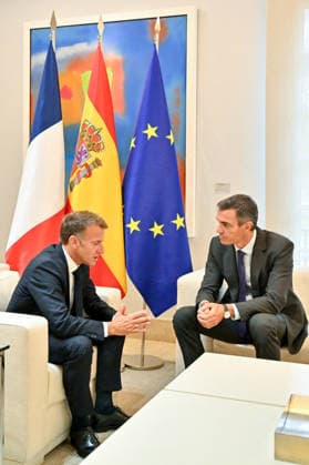 Spanish Prime Minister Pedro Sánchez welcomes President Emmanuel Macron to the Moncloa Palace in Madrid, September 30, 2026. French President Emmanuel Macron is on the second day of a two-day state visit to Spain. Christian Liewig, Bestimage. Spain’s Prime Minister Pedro Sánchez greets France’s President Emmanuel Macron at the Moncloa Palace in Madrid on September 30, 2026. French President Emmanuel Macron is on the second day of a two-day state visit to Spain. Madrid, Spain  Copyright: xChristianxLiewigx xBestimagexChristianxLiewigx xBestimagex