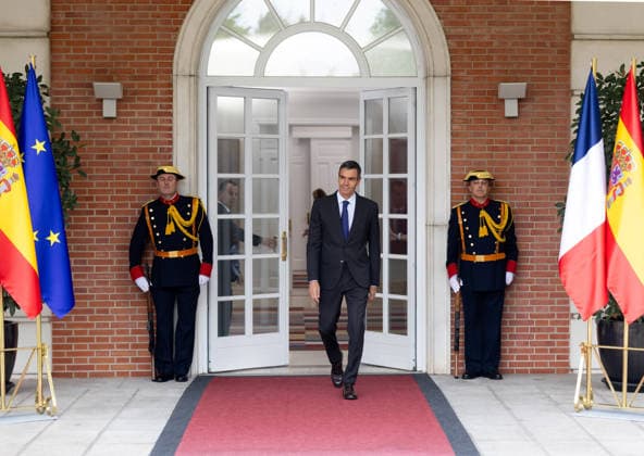 Sánchez Welcomes Macron to La Moncloa Prime Minister Pedro Sánchez welcomes the President of the French Republic, Emmanuel Macron, on September 30, 2026, in Madrid, Spain. Macron is in Spain on an official visit, the first by a French head of state since Sarkozy’s visit in 2009, with the aim of highlighting the depth of the relationship in many areas as well as the strong convergence between Spain and France on the European stage. SEPTEMBER 30, 2026 Madrid, Spain  Copyright: xEduardoxParrax 7810293