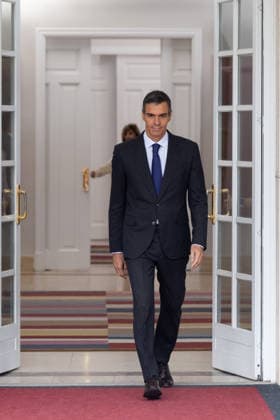 Sánchez Welcomes Macron to La Moncloa Prime Minister Pedro Sánchez welcomes the President of the French Republic, Emmanuel Macron, on September 30, 2026, in Madrid, Spain. Macron is in Spain on an official visit, the first by a French head of state since Sarkozy’s visit in 2009, with the aim of highlighting the depth of the relationship in many areas as well as the strong convergence between Spain and France on the European stage. SEPTEMBER 30, 2026 Madrid, Spain  Copyright: xEduardoxParrax 7810294