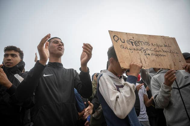 Minors Gather at Trampolín to Demand Shelter at Migrant Centers in Ceuta A group of 50 minors gathered to demand access to shelter resources on Trampolín Beach on September 30, 2026, in Ceuta, Spain. About fifty Moroccan teenagers gathered under a banner reading We want to enter the children’s shelter at Trampolín to demand admission to designated migrant centers and to stop living on the streets. SEPTEMBER 30, 2026, Ceuta, Spain  Copyright: xMarcosxMorenox 7810329