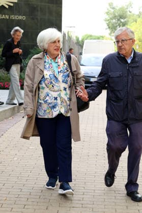 Family and friends bid farewell to filmmaker Gonzalo Suárez Paca Sauquillo as they leave the funeral home after saying their final goodbyes to filmmaker Gonzalo Suárez, on September 30, 2026, in Madrid, Spain CELEBRITIES FUNERAL HOME DEATH FILMMAKER Ángel Díaz Brin Madrid Madrid Spain  Copyright: xÃngelxDiazxBrinasx 7810386