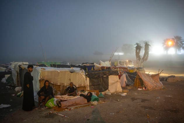 The illegal settlement at El Trampolín is not being cleared today. Migrants at the settlement on El Trampolín Beach, September 30, 2026, in Ceuta, Spain. Hundreds of migrants continue to live on El Trampolín Beach after the eviction of the settlement was postponed. SEPTEMBER 30, 2026 MIGRATION CRISIS Ceuta, Spain  Copyright: xMarcosxMorenox 7810426