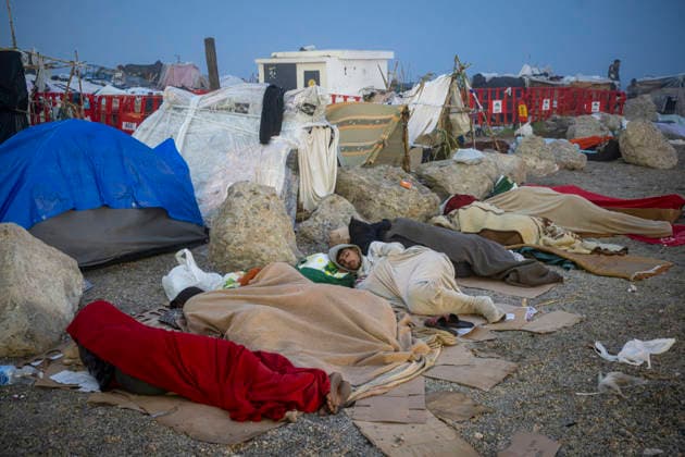 The illegal settlement at El Trampolín is not being cleared today. Migrants at the settlement on El Trampolín Beach, September 30, 2026, in Ceuta, Spain. Hundreds of migrants continue to live on El Trampolín Beach after the eviction of the settlement was postponed. SEPTEMBER 30, 2026 MIGRATION CRISIS Ceuta, Spain  Copyright: xMarcosxMorenox 7810427