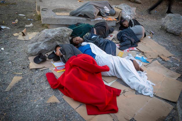 The illegal settlement at El Trampolín is not being cleared today. Migrants at the settlement on El Trampolín Beach, September 30, 2026, in Ceuta, Spain. Hundreds of migrants continue to live on El Trampolín Beach after the eviction of the settlement was postponed. SEPTEMBER 30, 2026 MIGRATION CRISIS Ceuta, Spain  Copyright: xMarcosxMorenox 7810428