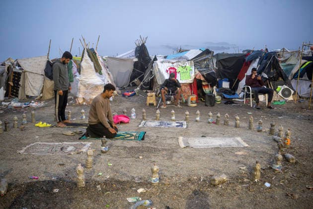 The illegal settlement at El Trampolín is not being cleared today. Migrants at the settlement on El Trampolín Beach, September 30, 2026, in Ceuta, Spain. Hundreds of migrants continue to live on El Trampolín Beach after the eviction of the settlement was postponed. SEPTEMBER 30, 2026 MIGRATION CRISIS Ceuta, Spain  Copyright: xMarcosxMorenox 7810429