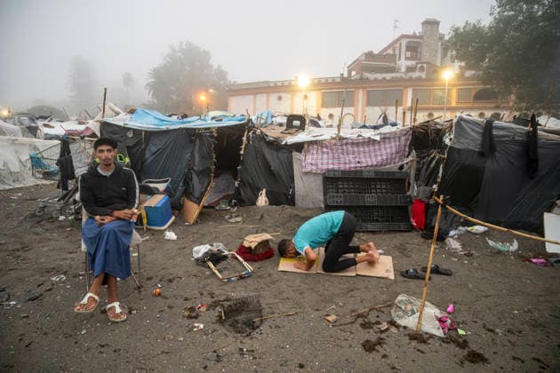 The illegal settlement at El Trampolín will not be cleared today. Migrants at the settlement on El Trampolín Beach, September 30, 2026, in Ceuta, Spain. Hundreds of migrants continue to live on El Trampolín Beach after the eviction of the settlement was postponed. SEPTEMBER 30, 2026 MIGRATION CRISIS Ceuta, Spain  Copyright: xMarcosxMorenox 7810433