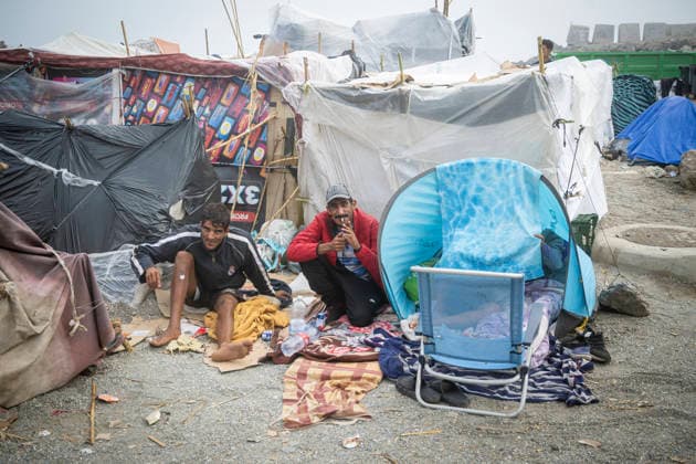The illegal settlement at El Trampolín will not be cleared today. Migrants at the settlement on El Trampolín Beach, September 30, 2026, in Ceuta, Spain. Hundreds of migrants continue to live on El Trampolín Beach after the eviction of the settlement was postponed. SEPTEMBER 30, 2026 MIGRATION CRISIS Ceuta, Spain  Copyright: xMarcosxMorenox 7810442