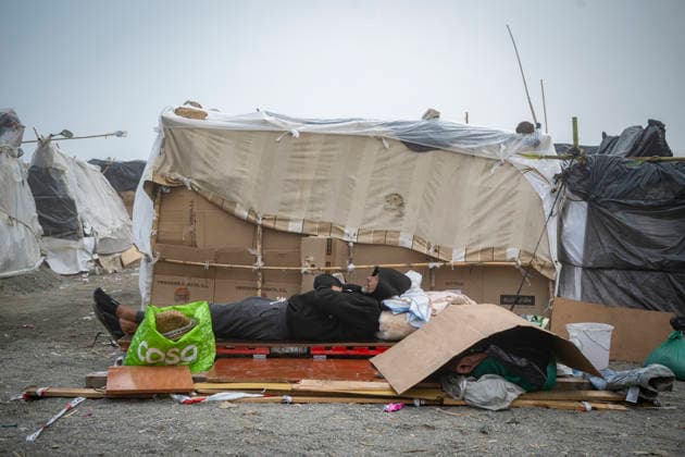 The illegal settlement at El Trampolín will not be cleared today. Migrants at the settlement on El Trampolín Beach, September 30, 2026, in Ceuta, Spain. Hundreds of migrants continue to live on El Trampolín Beach after the eviction of the settlement was postponed. SEPTEMBER 30, 2026 MIGRATION CRISIS Ceuta, Spain  Copyright: xMarcosxMorenox 7810443