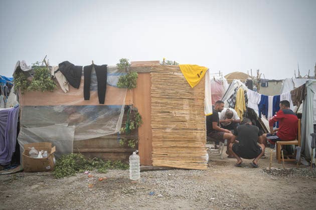 The illegal settlement at El Trampolín will not be cleared today. Migrants at the settlement on El Trampolín Beach, September 30, 2026, in Ceuta, Spain. Hundreds of migrants continue to live on El Trampolín Beach after the eviction of the settlement was postponed. SEPTEMBER 30, 2026 MIGRATION CRISIS Ceuta, Spain  Copyright: xMarcosxMorenox 7810444