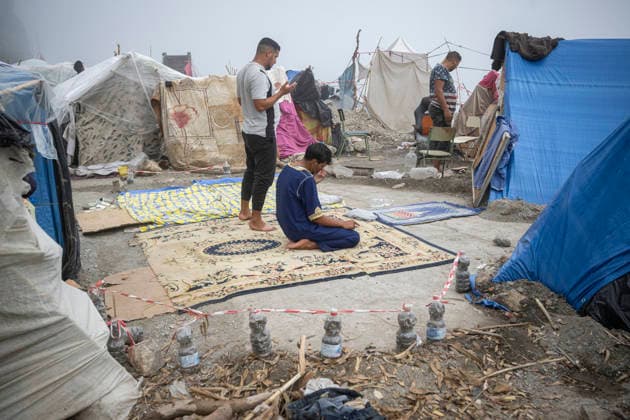 The illegal settlement at El Trampolín will not be cleared today. Migrants at the settlement on El Trampolín Beach, September 30, 2026, in Ceuta, Spain. Hundreds of migrants continue to live on El Trampolín Beach after the eviction of the settlement was postponed. SEPTEMBER 30, 2026 MIGRATION CRISIS Ceuta, Spain  Copyright: xMarcosxMorenox 7810446