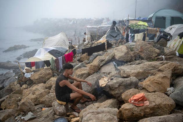 The illegal settlement at El Trampolín will not be cleared today. Migrants at the settlement on El Trampolín Beach, September 30, 2026, in Ceuta, Spain. Hundreds of migrants continue to live on El Trampolín Beach after the eviction of the settlement was postponed. SEPTEMBER 30, 2026 MIGRATION CRISIS Ceuta, Spain  Copyright: xMarcosxMorenox 7810448