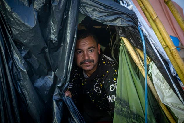 The illegal settlement at El Trampolín will not be cleared today. A migrant at the settlement on El Trampolín Beach, September 30, 2026, in Ceuta, Spain. Hundreds of migrants continue to live on El Trampolín Beach after the eviction of the settlement was postponed. SEPTEMBER 30, 2026 MIGRATION CRISIS Ceuta, Spain  Copyright: xMarcosxMorenox 7810454