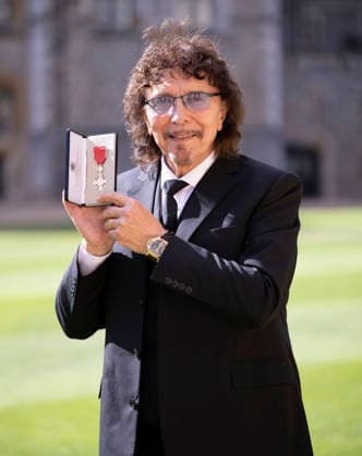 . 30 09 2026. Windsor , United Kingdom. Tony Iommi, musician and co -founder of Black Sabbath, with his MBE, after an Investiture at Windsor Castle, United Kingdom.  xStephenxLockx xi-Imagesx IIM-27034-0002