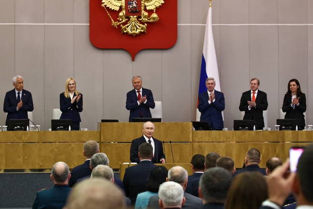 RUSSIA, MOSCOW - SEPTEMBER 30, 2026: Vladimir Putin, President of Russia, addresses the first plenary meeting of the Russian State Duma of the 9th convocation. Pictured in the background are Speaker Vyacheslav Volodin (3rd L), his deputies Vladimir Vasilyev, Irina Yarovaya (L-R), Maria Voropayeva, Vitaly Savelyev and Ivan Melnikov (R-L). Mikhail Tereshchenko TASS  98571222