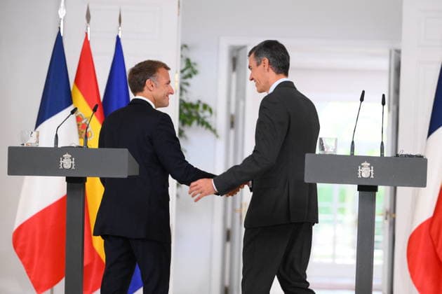 State Visit To Spain Of French Presidential Couple - Meeting With Prime Minister French President Emmanuel Macron and Spanish Prime Minister Pedro Sanchez during a press conference at the Moncloa Palace in Madrid, Spain on September 30, 2026, during the two-day state visit of the French presidential couple to Spain. Photo by Eliot Blondet ABACAPRESS.COM Madrid Spain  Copyright: xBlondetxEliot ABACAx