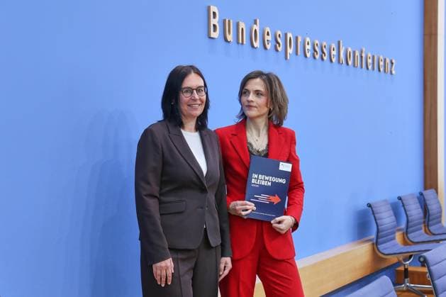 Berlin, Germany, September 30, 2026 Federal Press Conference Report by Marion Reiser, Federal Government Commissioner for Eastern Germany, Institute for Political Science and Center for Research on Right-Wing Extremism, Democracy Education, and Social Integration (KomRex), Friedrich Schiller University of Jena, and Minister of State Elisa Copyright: xdtsxNachrichtenagenturx dts_136850